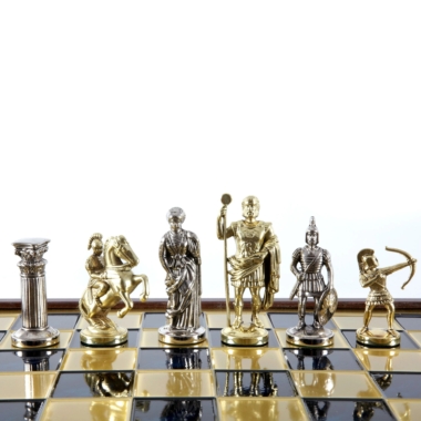 Wybór złotych i srebrnych figur ustawionych na szachownicy, detal figurek