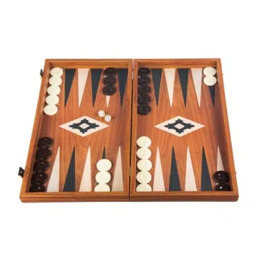 Otwarty backgammon z mahoniu z czarnymi i białymi pionkami oraz kośćmi