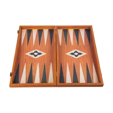 Otwarty backgammon z imitacji drewna mahoniowego, widok planszy z przodu