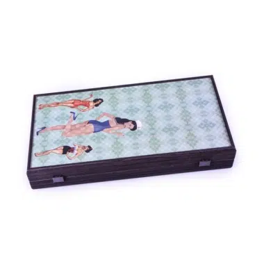 Zamknięta kaseta Backgammon Pin-Up Girls, widok z góry na ilustrowaną pokrywę
