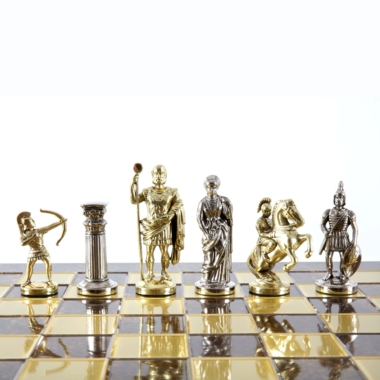 Detal złotych i srebrnych figur: łucznik, kolumna, król i centaur