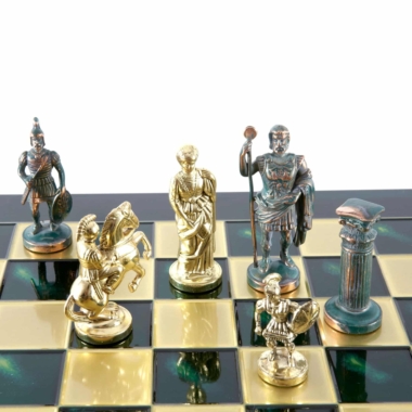 Detal mitologicznych figur szachowych, złotych i zielonych, ustawionych naprzeciw siebie