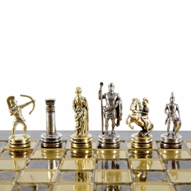 Rząd szczegółowych figur: łucznik, kolumna, bogini, wojownik, centaur i rycerz