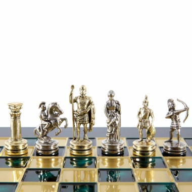 Rząd srebrnych figur: wieża w formie kolumny, skoczek, król, hetman, goniec i łucznik