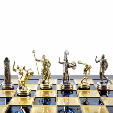 Detal mitologicznych figur złotych i srebrnych na ich podstawach