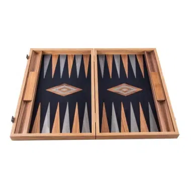 Backgammon z Czarnego Dębu i Orzecha widziany z góry, otwarta plansza