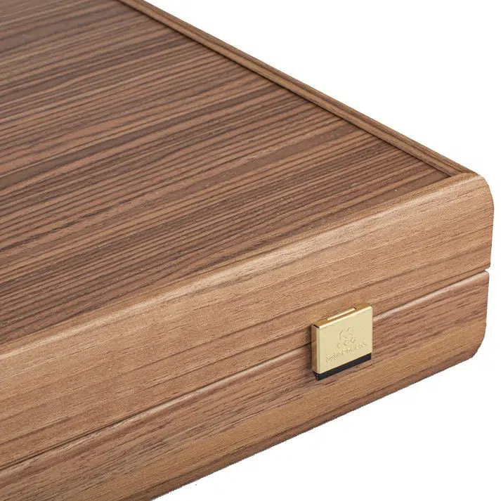 Backgammon z Czerwonego Dębu i Orzecha, detal zamkniętej kasety i złotego zapięcia