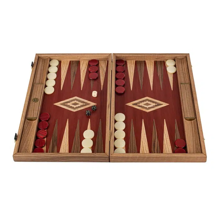 Backgammon z czerwonego dębu i orzecha, otwarty, widok ogólny z pionkami