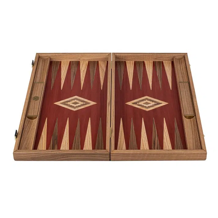 Backgammon z czerwonego dębu i orzecha, otwarta plansza widziana z przodu bez pionków