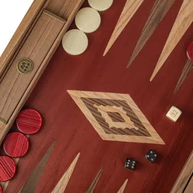 Backgammon z czerwonego dębu i orzecha, zbliżenie na róg planszy z kośćmi