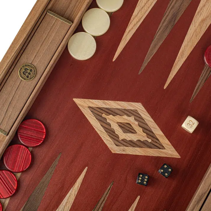 Backgammon z czerwonego dębu i orzecha, zbliżenie na róg planszy z kośćmi