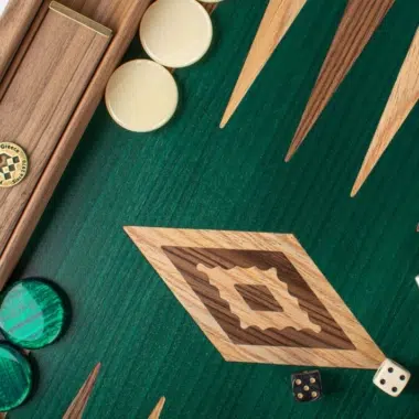 Backgammon z Zielonego Dębu i Orzecha, zbliżenie na centralne oznaczenie i pionki