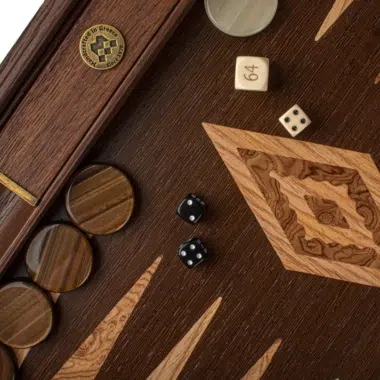 Backgammon z Wenge i Czeczoty Orzechowej, detal kości i grawerowanego medalionu