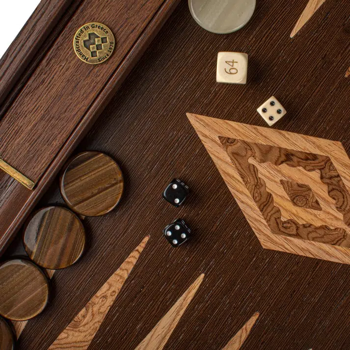 Backgammon z Wenge i Czeczoty Orzechowej, detal kości i grawerowanego medalionu