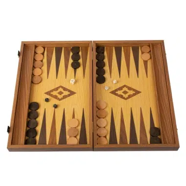 Backgammon z drewna dębowo-orzechowego, otwarty, widok ogólny planszy z bocznymi schowkami