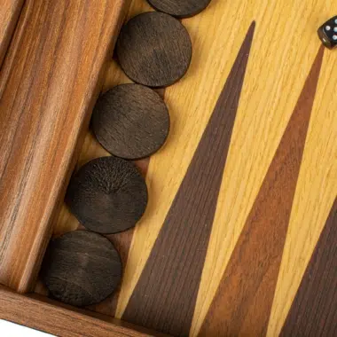 Backgammon dębowo-orzechowy, detal ciemnych pionków ułożonych na bocznym schowku