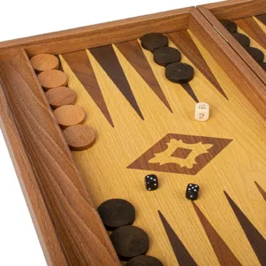 Backgammon dębowo-orzechowy, zbliżenie na planszę z pionkami i kośćmi w grze