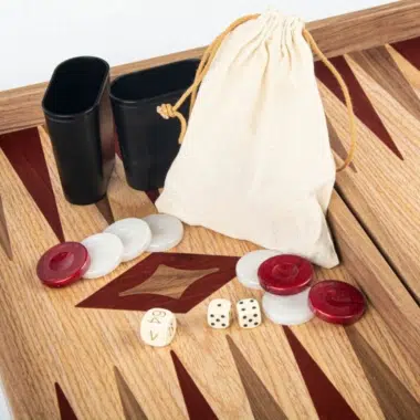 Marmurkowe pionki, plastikowe kubki, kości i płócienny worek do backgammona