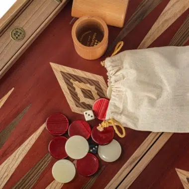 Backgammon z czerwonego dębu i orzecha, detal kubka na kości i woreczka