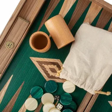 Backgammon z Zielonego Dębu i Orzecha, detal kubka na kości i woreczka