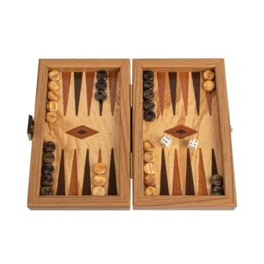 Podróżny backgammon z czeczoty oliwnej, otwarty, z drewnianymi pionkami i kośćmi