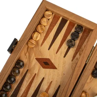 Zbliżenie na żetony z drewna oliwnego na planszy do backgammona
