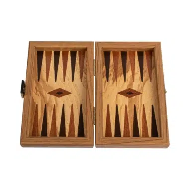 Podróżny backgammon otwarty, widok z przodu planszy z czeczoty oliwnej