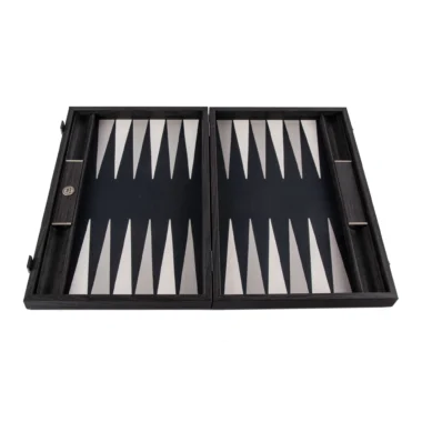 Otwarta pusta kaseta na backgammon, widoczna plansza z czarnej ekoskóry
