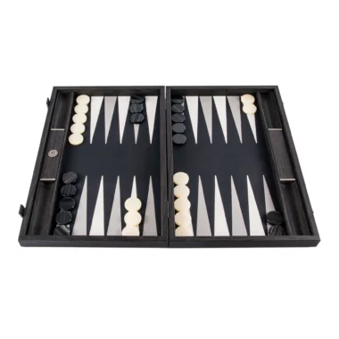 Otwarta kaseta na backgammon z czarnej ekoskóry, z białymi i czarnymi pionkami
