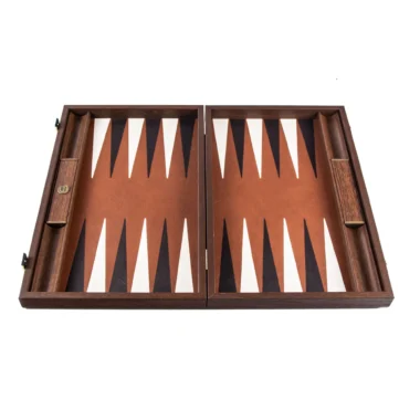 Otwarta kaseta na backgammon z brązowo-karmelowej ekoskóry, widok ogólny