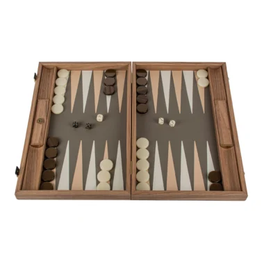 Otwarta kaseta na backgammon, plansza z ekoskóry w deseń krokodyla, szaro-beżowa i piaskowa