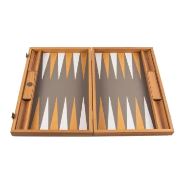 Backgammon ze strusiej ekoskóry, widok ogólny otwartej planszy z góry