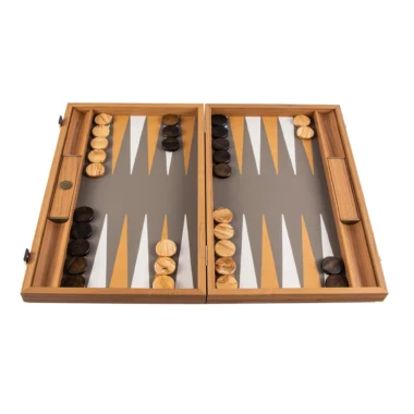 Backgammon z szaro-beżowej ekoskóry ze strusim wzorem, otwarta kaseta widziana z przodu