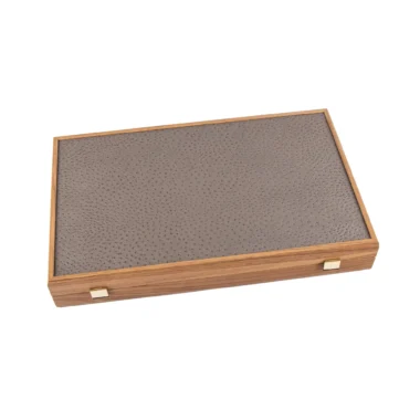 Zamknięta drewniana kaseta na backgammon, widok pod kątem na białym tle