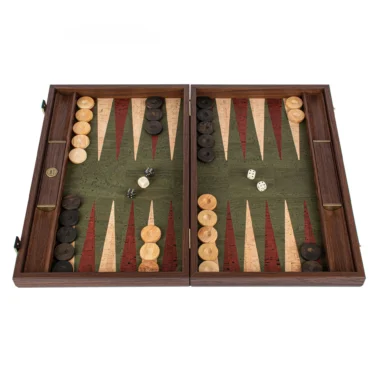 Backgammon z zielonego korka otwarty, piony z dębu ułożone z kośćmi