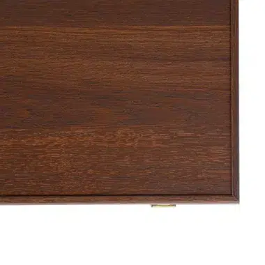 Backgammon z zielonego korka, zbliżenie na usłojenie drewna kasety
