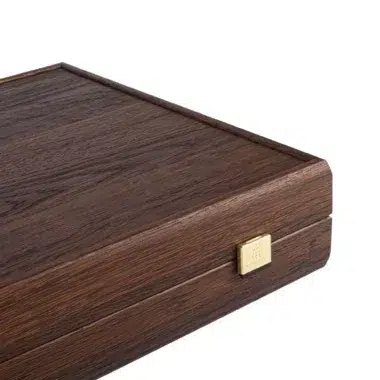 Backgammon z zielonego korka, detal rogu kasety i złotego zamknięcia