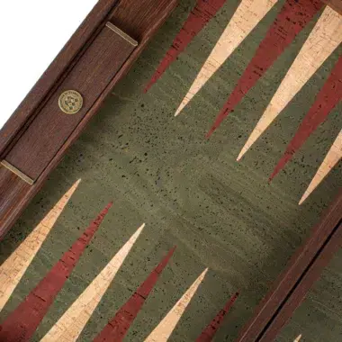Backgammon z zielonego korka, detal trójkątów i zawiasu z mosiądzu