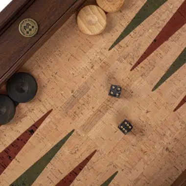 Plansza do backgammona z korka, kości i pionki z drewna oliwnego z bliska