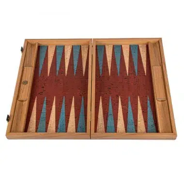 Backgammon z czerwonego korka otwarty, widok ogólny planszy z drewna dębowego