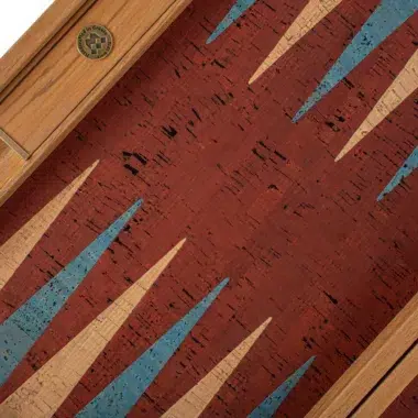 Backgammon z czerwonego korka, zbliżenie na niebieskie i beżowe strzałki