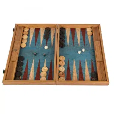 Otwarty backgammon z turkusowego korka, z pionkami z drewna dębowego i kośćmi