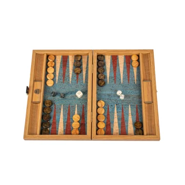 Otwarty backgammon, widok ogólny z pionkami z dębu i kilkoma kośćmi