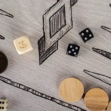 Detal planszy do backgammona z kostkami, żetonem z numerem i drewnianymi pionkami