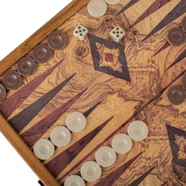 Detal planszy do backgammona z kośćmi, pionkami i wzorami intarsjowanymi