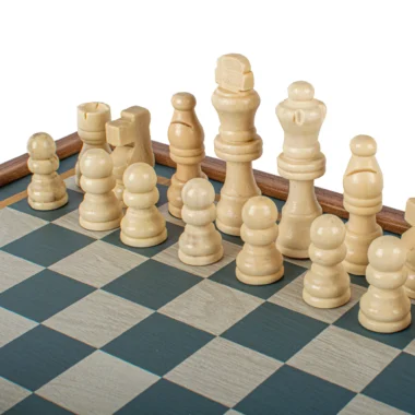 Detal jasnych drewnianych figur szachowych naprzeciw ciemnych figur