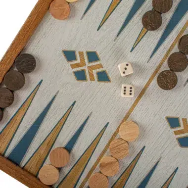 Detal turkusowej planszy do backgammona z drewnianymi pionkami i kośćmi