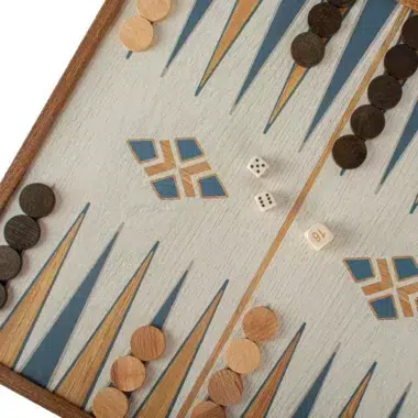 Detal żetonów do backgammona i kostek na turkusowo-beżowych polach