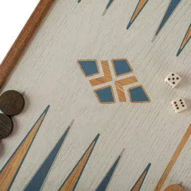 Turkusowa plansza do backgammona, detal pól i centralnej intarsji z kostkami