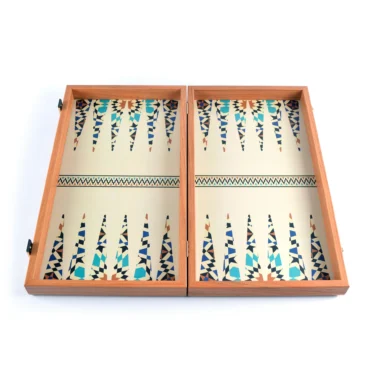 Backgammon w nowoczesnym designie, widok z góry na otwartą planszę bez pionków